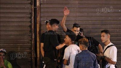 بالغناء والطبلة، مظاهر احتفالات الشباب في شارع المعز (فيديو)