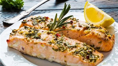 السلمون لوجبة الغداء ثالث أيام العيد، والتحلية كيكة السلمون