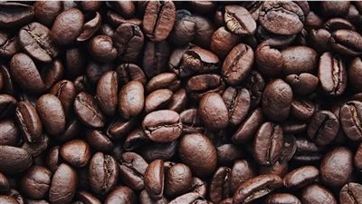 بشرى لأصحاب المزاج، متاجر عالمية تبدأ في بيع قهوة مصنوعة من بذور التمر والجوافة 