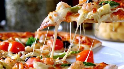 طريقة عمل البيتزا، أكلة لذيذة ومميزة في العيد