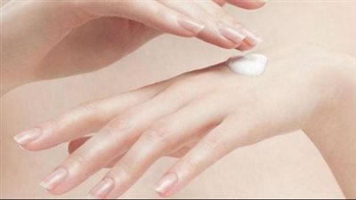 وصفة طبيعية لتفتيح فواصل الأصابع سريعا