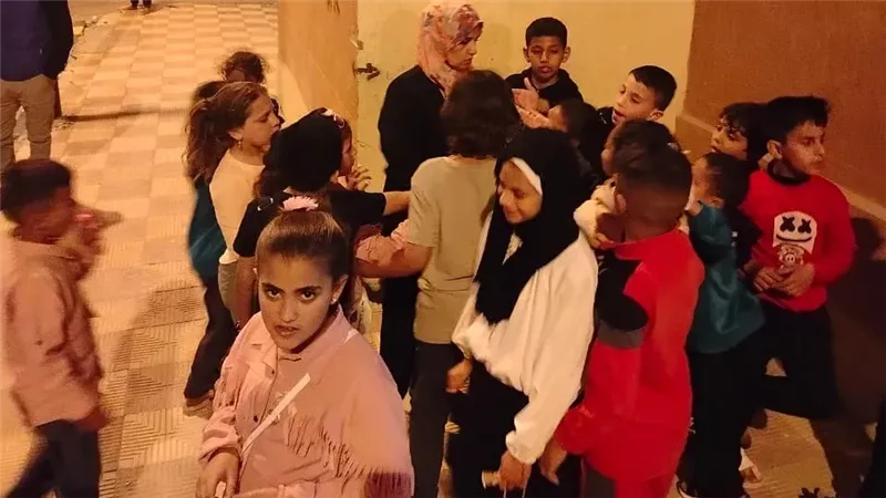 توزيع الهدايا ع ألأطفال