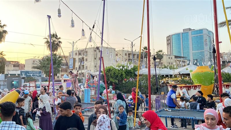 اقبال وزخام بالحدائق
