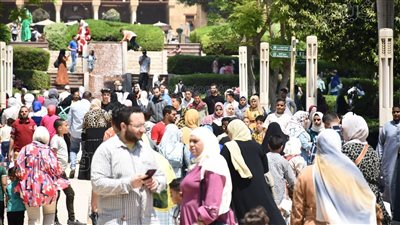 إقبال كثيف على حديقة الأزهر بعد صلاة الجمعة في ثالث أيام العيد (صور)