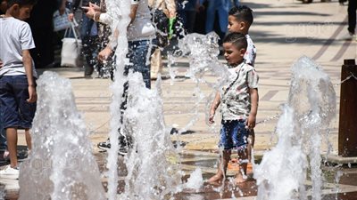 هروبًا من الحر، الأطفال والكبار يلعبون بالمياه في حديقة الأزهر بثالث أيام عيد الفطر (صور)