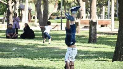 بالجري والشقلباظات، فرحة طفل بالعيد داخل حديقة الأزهر (صور) 