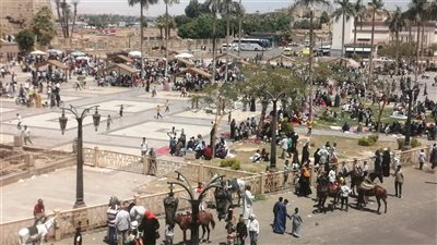 توافد المواطنين على ساحة أبو الحجاج الأقصري في ثالث أيام عيد الفطر 