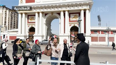 رجال الشرطة يواصلون الاحتفال مع المواطنين بعيد الفطر (صور)