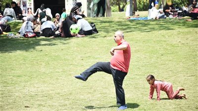 كرة القدم، وسيلة الكبار والصغار بحديقة الأزهر للاستمتاع بثالث أيام عيد الفطر (صور)