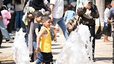  لقطات رائعة من حديقة الأزهر في ثالث أيام العيد، الملاهي وكرة القدم أبرز أشكال الاحتفال والزوار يلجأون للنافورة هربا من الحر