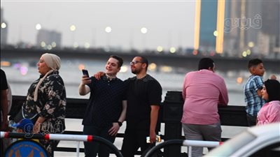 بالصور التذكارية والسيلفي، المصريون يودعون عيد الفطر على كوبري قصر النيل (صور)