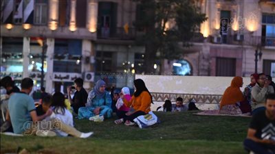 فرحة العيد في ميدان التحرير.. العائلات والشباب يفترشون المساحات الخضراء (صور)
