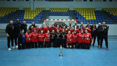 بعثة رجال وسيدات يد الأهلي تصل الجزائر للمشاركة في بطولتي السوبر الإفريقي وكأس الكؤوس