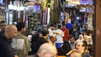 أجواء احتفالية ساحرة في شارع المعز قبل نهاية عيد الفطر (فيديو وصور)