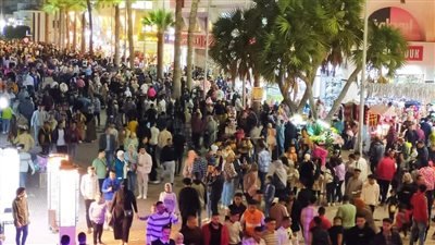 إقبال كبير من الزائرين على شارع النيل برأس البر خلال ثالث أيام العيد (صور)