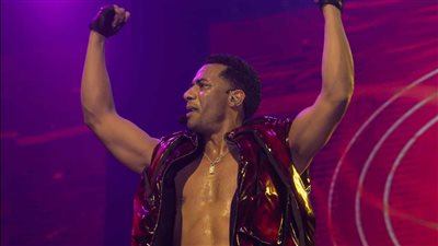 ظهر عاريا، محمد رمضان يشعل أقوى حفلاته الغنائية في دبي ويحتفل مع الجمهور بالعيد (صور)