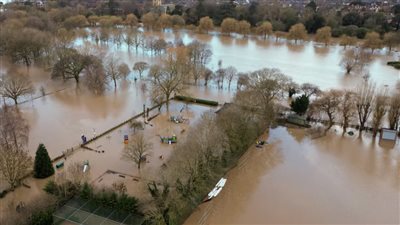 الأمطار الغزيرة تهدد بأزمة غذائية في بريطانيا 