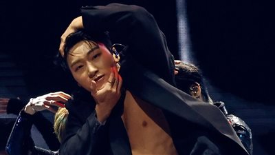 تعري وخمور على مسرح كوتشيلا، فرقة الكيبوب أيتيز