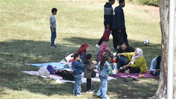 إقبال العائلات على الحديقة الدولية خلال إجازة عيد الفطر (صور)