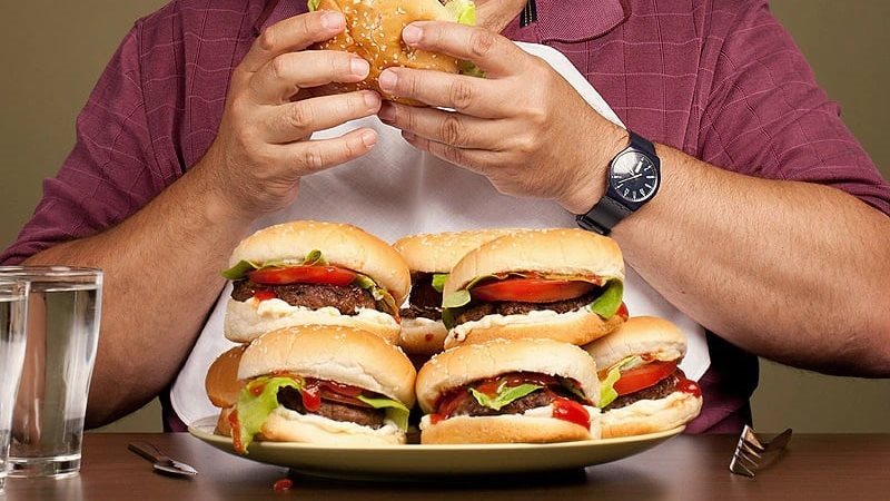 تناول الطعام بشراهة،