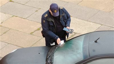 في السويد، كيف تكسب المال بسبب السيارات المتوقفة بشكل خاطئ؟!