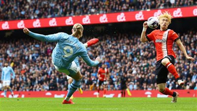 الدوري الإنجليزي، مانشستر سيتي يتقدم على لوتون تاون بهدف عكسي في الشوط الأول 