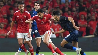 اختيار طاقم حكام مباراة القمة بين الأهلي والزمالك للتكريم