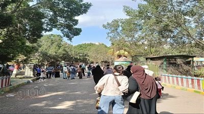 توافد العائلات بصحبة أطفالهم على حديقة الحيوان بالزقازيق للاحتفال بالعيد (صور) 