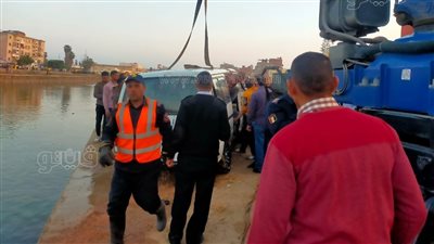 الفحص الأولي: اختلال عجلة القيادة وراء سقوط سيارة فى ترعة المحمودية (صور)