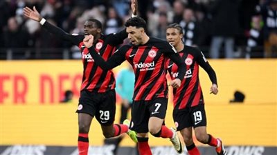 بمشاركة عمر مرموش، شتوتجارت يكتفي بثلاثية في شباك فرانكفورت خلال الشوط الأول 