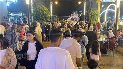 شارع الألفي في وسط القاهرة يرفع شعار كامل العدد في رابع أيام عيد الفطر (صور)