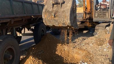 ردم حفرة عميقة بالأسفلت على طريق المنصورة طناح في الدقهلية