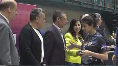 خالد مرتجى يحرج مريم مصطفى لاعبة طائرة الزمالك 