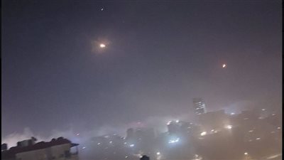 الدفاعات الجوية الأردنية تعترض عددا كبيرا من الصواريخ الإيرانية في سماء عمان (فيديو)