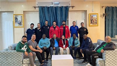 رئيسة الاتحاد الجزائري لكرة اليد تزور بعثة الأهلي في مقر الإقامة