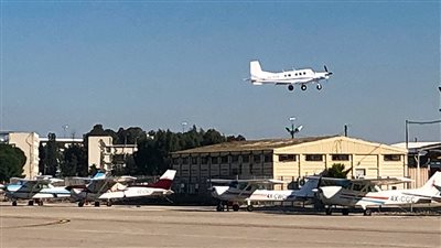 إسرائيل تعيد فتح مجالها الجوي وتبث مشاهد حية لهبوط طائرة بمطار نباطيم (فيديو)