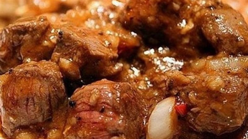 اللحمة بالبصل بالخطوات،