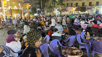 في آخر أيام إجازة العيد، زحام على سينمات ومطاعم وسط القاهرة (صور)