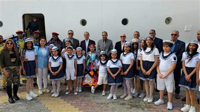 بالتنورة والفولكلور النوبي، تنشيط السياحة تستقبل سفينة سياحية بميناء الإسكندرية 