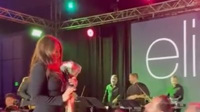 طلب غريب من إليسا في حفلتها بـ أمريكا (فيديو)