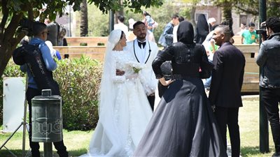 جلسة تصوير لعروسين وفرحة الأطفال، مشاهد من احتفالات عيد الفطر بحديقة الأزهر (صور) 