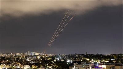 دوي انفجارات تهز تل أبيب والقدس ووسط إسرائيل بعد دقائق من رصد صواريخ إيرانية