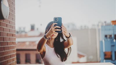 بسبب “سيلفي”، مصرع خبيرة تجميل روسية بمنطقة مطلة على البحر الأسود