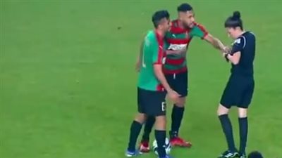 مسكها من دراعها، تصرف مثير من يوسف بلايلي مع الحكمة في كأس الجزائر (فيديو)