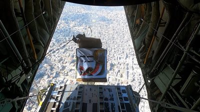 القوات الجوية تسقط أطنانا من المساعدات الإنسانية والإغاثية على شمال غزة خلال أيام عيد الفطر 