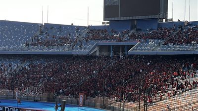 قبل ساعتين من القمة 127، جماهير الأهلي تتفوق على الزمالك بمدرجات استاد القاهرة (صور)