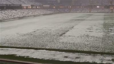 الملعب مغطى بالثلوج، اتجاه لتأجيل مباراة الهلال والعين (فيديو)