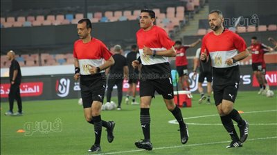 قبل القمة 127، إبراهيم نور الدين يجري عمليات الإحماء بقمصان علم مصر (صور)