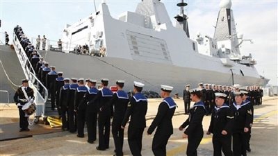 البحرية البريطانية تتخلى عن شرط 