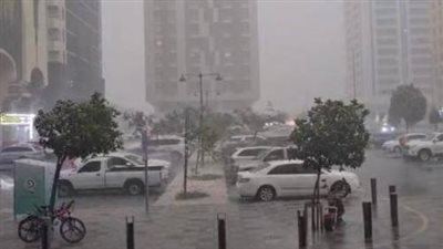 أمطار غزيرة ورياح شديدة وسحب ركامية تضرب الإمارات (فيديو)